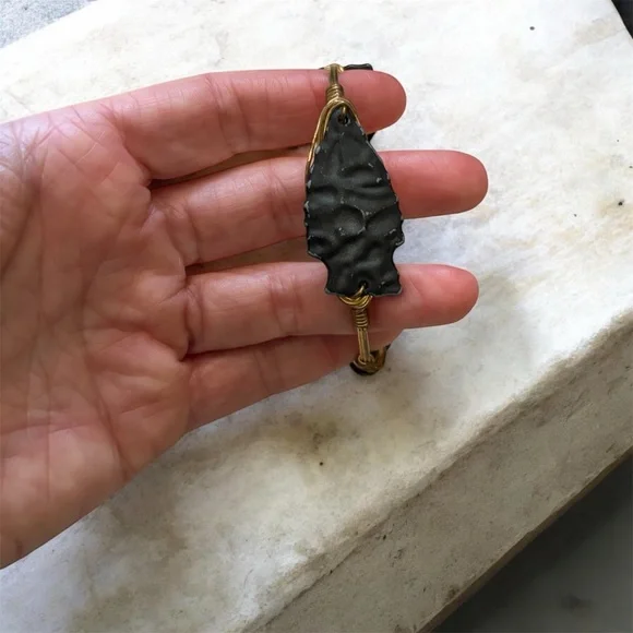 Bourbon and Bowties Arrowhead brass wire bracelet - Picture 2 of 2